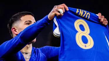 Enzo Fernández festejando su gol en Chelsea mostrando la camiseta.