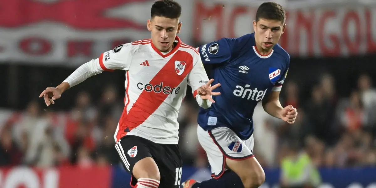 Claudio Echeverri en el partido de River Plate frente a Nacional de Montevideo.