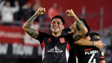 Enzo Pérez con la camiseta de Estudiantes tras la victoria frente a Boca Juniors.