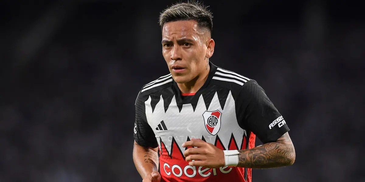 Esequiel Barco con la camiseta alternativa de River