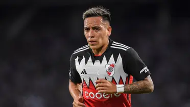 Esequiel Barco con la camiseta alternativa de River