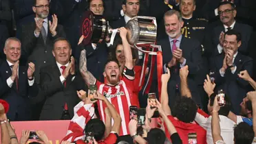 Iker Muniain levantando la Copa del Rey en España.