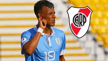 Luciano Rodríguez con la camiseta de Uruguay y el escudo de River a su lado.