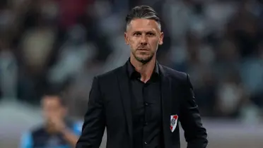 Martín Demichelis de traje dirigiendo a River.